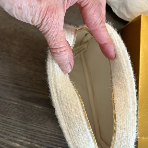 CHANEL White and Gold cosmetic bag - Picture 5 of 8